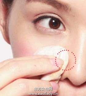 粉饼+遮瑕笔打造无瑕妆容