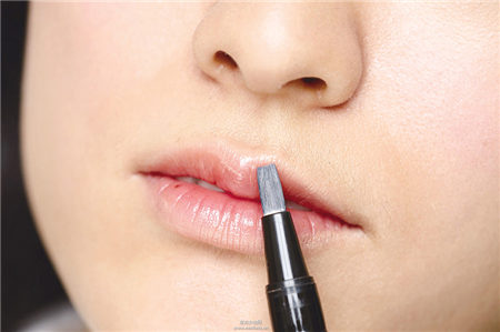 运用唇膏与工具搭配橘红勾勒性感双唇