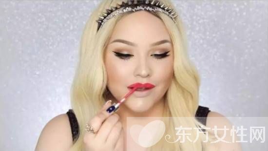 如何用唇釉打造完美唇妆 跟她学准没错