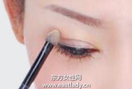 描绘眼影重在手法