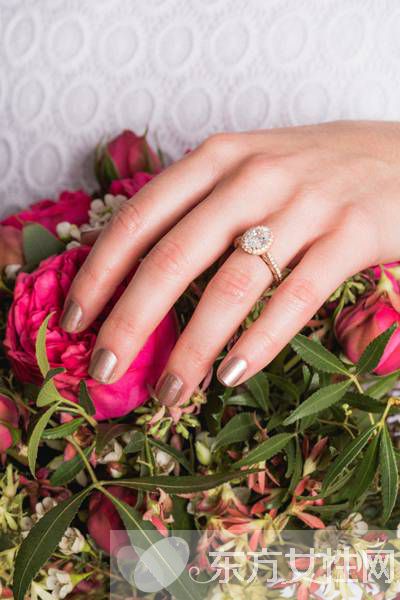 美甲与手捧花的绝美搭配 准新娘要get好