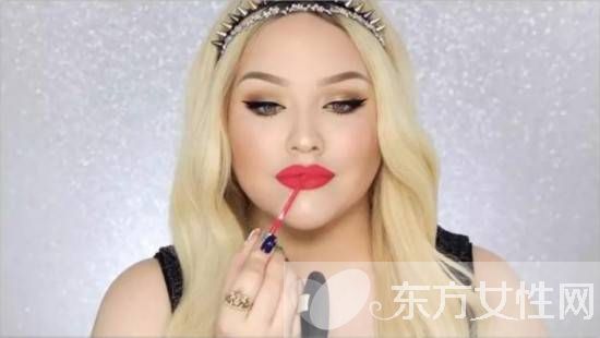如何用唇釉打造完美唇妆 跟她学准没错