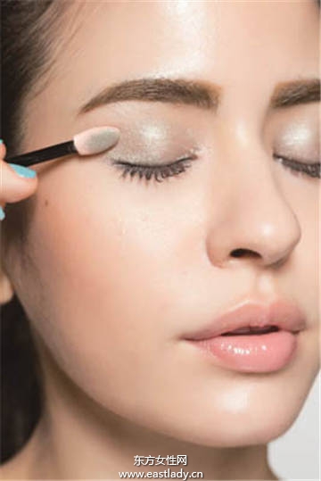 彩妆点缀让心情瞬间转换到「假期模式」