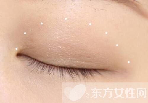 想要年会趴体出彩 只要学会这款小烟熏妆就够了