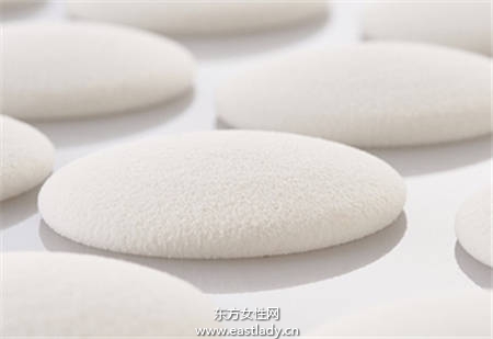 夏天脱妆好烦恼 正确补妆保持肌肤水润