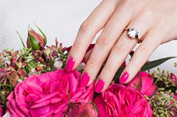 美甲与手捧花的绝美搭配 准新娘要get好