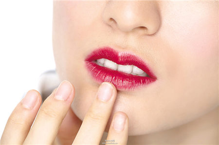 运用唇膏与工具搭配橘红勾勒性感双唇
