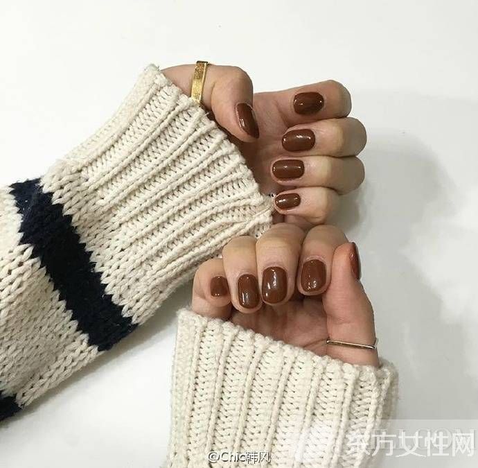 今年秋冬流行色 全在这些毛衣美甲里