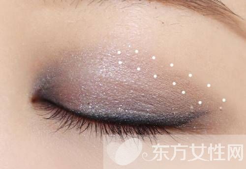 想要年会趴体出彩 只要学会这款小烟熏妆就够了