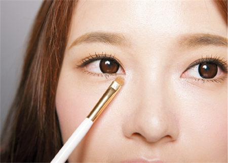 肤色分冷暖 眼妆画法大不同