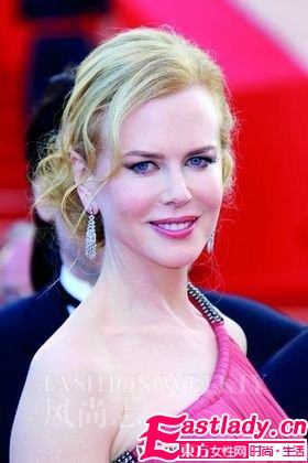 学明星打造健康立体烟熏妆