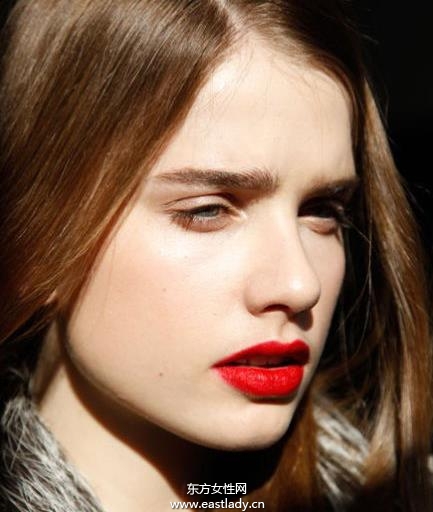 红色唇膏火火红红又一年