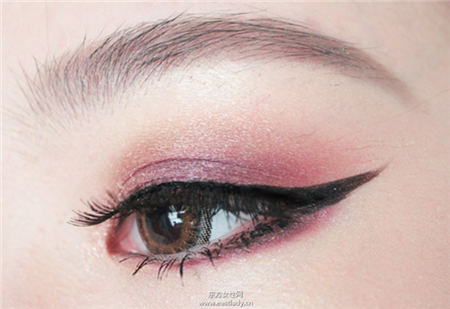 简单小技巧画出漂亮又对称的眼线