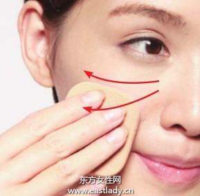 粉饼+遮瑕笔打造无瑕妆容