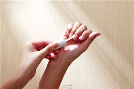 手把手教你正确卸甲 抵抗指甲老化