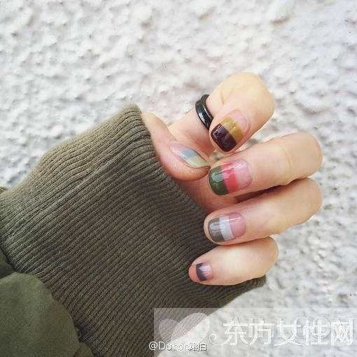 今年秋冬流行色 全在这些毛衣美甲里