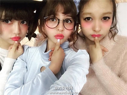 韩妞也爱用腮红 太妍腮红妆秀妩媚姿态