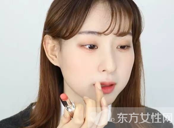 减龄扮嫩学生妆 简单修饰让你青春气息爆棚