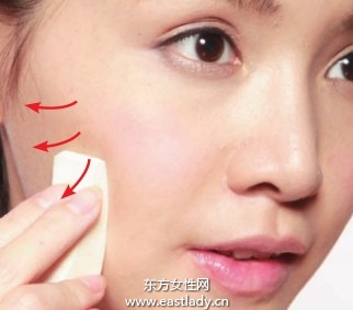 粉饼+遮瑕笔打造无瑕妆容