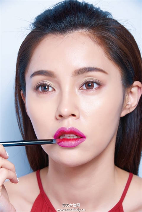 三款夏季最潮唇妆配时尚墨镜 路人变潮人