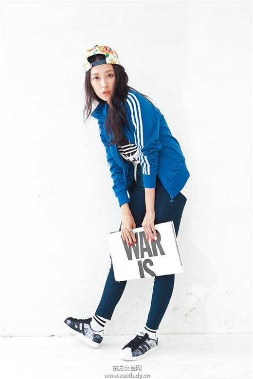 孙佳人李圣经演绎烟燻妆+辣妹风穿搭