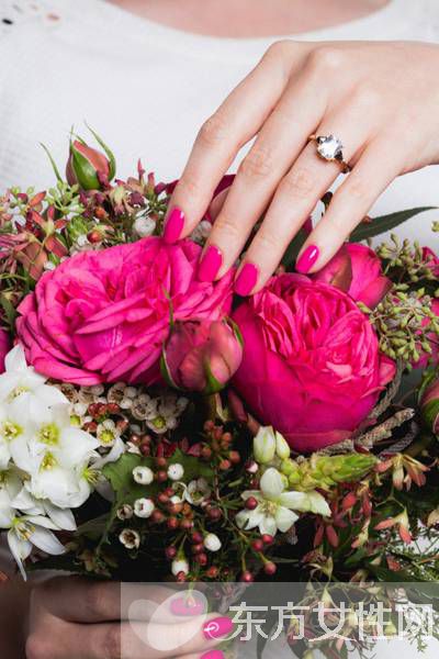 美甲与手捧花的绝美搭配 准新娘要get好