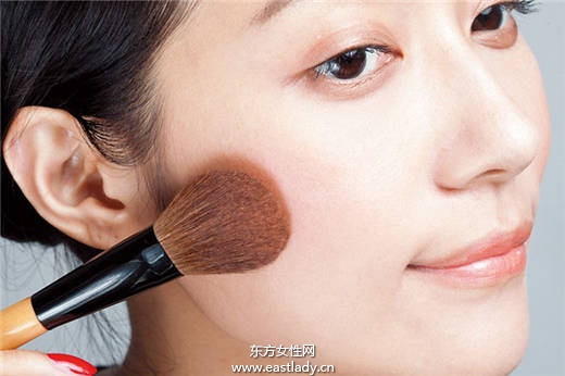 孙佳人李圣经演绎烟燻妆+辣妹风穿搭