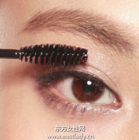 使平直的睫毛更显卷翘的画法