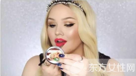 如何用唇釉打造完美唇妆 跟她学准没错