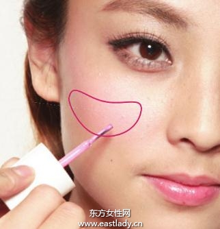 月牙形腮红提升面部光泽感