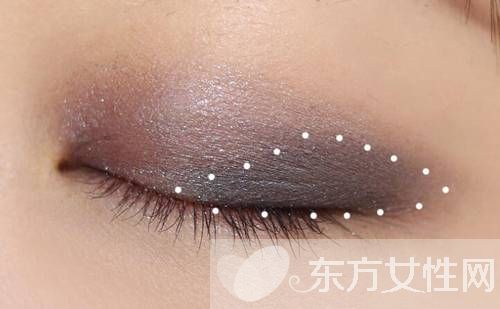 想要年会趴体出彩 只要学会这款小烟熏妆就够了