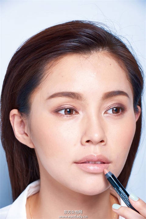 三款夏季最潮唇妆配时尚墨镜 路人变潮人