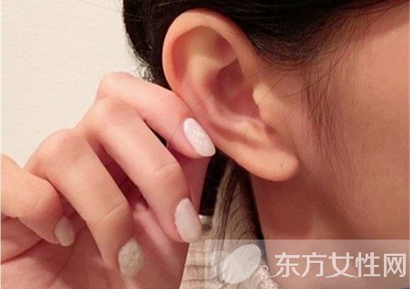 天后王菲几年前玩过的＂耳朵腮红＂成霓虹国新潮流