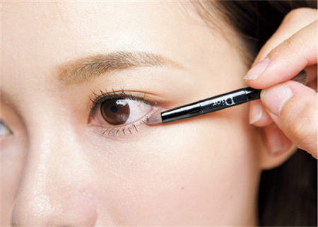 肤色分冷暖 眼妆画法大不同