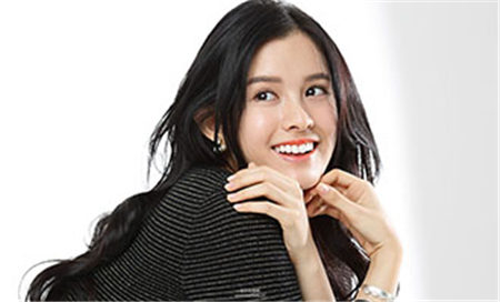 运用唇膏与工具搭配橘红勾勒性感双唇