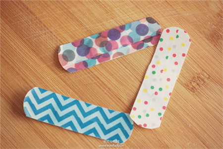 创可贴居家美甲好帮手 轻松在家DIY多种美甲款式