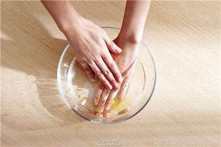 手把手教你正确卸甲 抵抗指甲老化