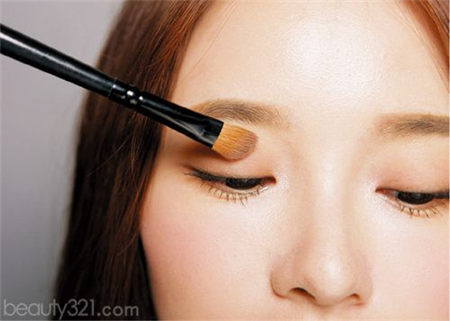 肤色分冷暖 眼妆画法大不同