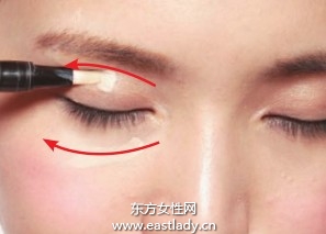 粉饼+遮瑕笔打造无瑕妆容