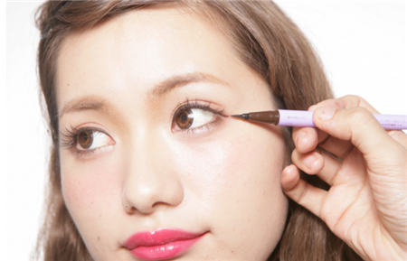 下垂眼线日韩女星必画眼线