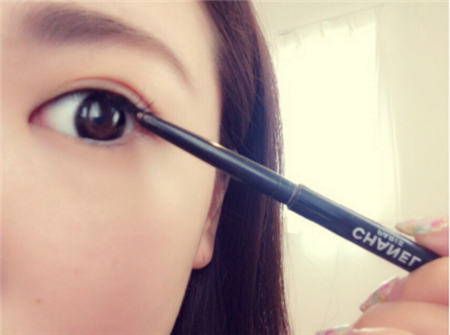 下垂眼线日韩女星必画眼线