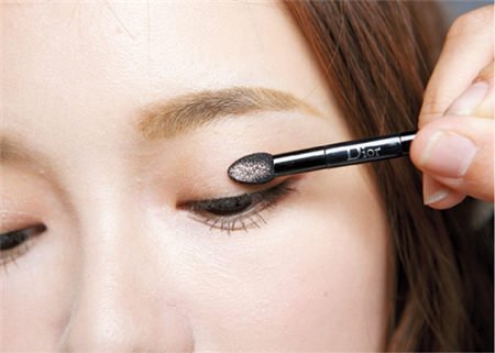 肤色分冷暖 眼妆画法大不同