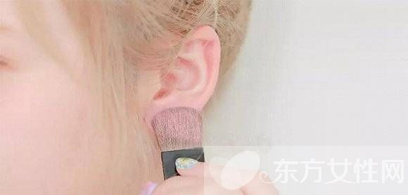 天后王菲几年前玩过的＂耳朵腮红＂成霓虹国新潮流