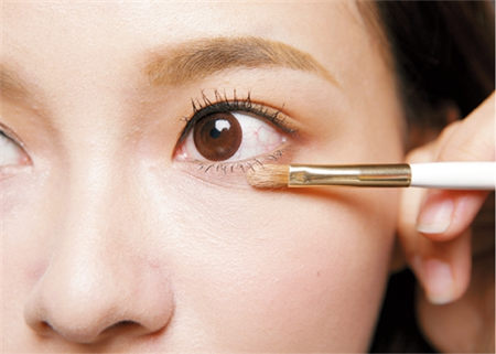 肤色分冷暖 眼妆画法大不同