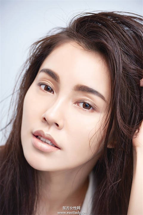 三款夏季最潮唇妆配时尚墨镜 路人变潮人