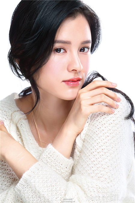 运用唇膏与工具搭配橘红勾勒性感双唇