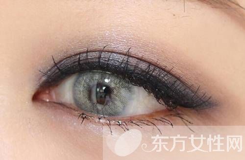 想要年会趴体出彩 只要学会这款小烟熏妆就够了