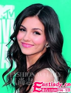 学明星打造健康立体烟熏妆