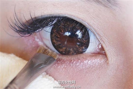 用眼睛勾走男人 简单眼妆的画法营打造出萌感女主角眼妆