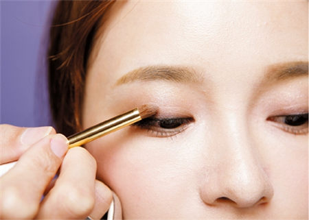 肤色分冷暖 眼妆画法大不同